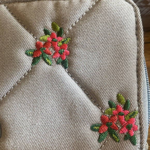 Vera Bradley BNWNT embroidered gray wallet - Picture 5 of 9